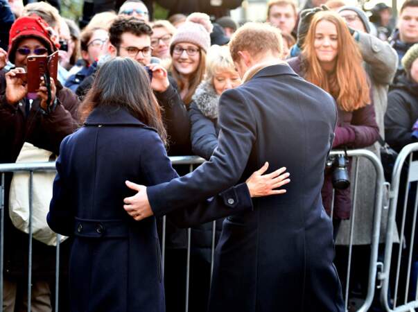 Le prince Harry et Meghan Markle très complices devant les photographes.
