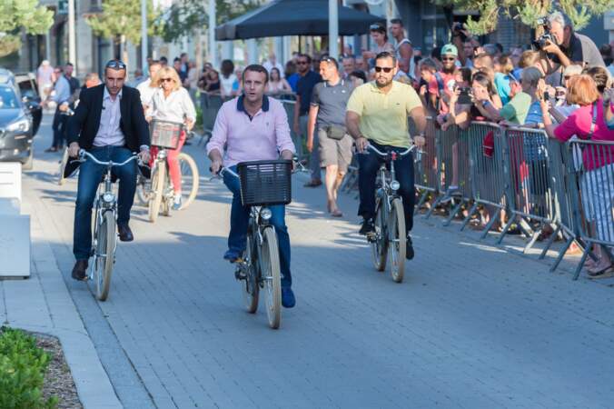 Emmanuel Macron et Brigitte Macron à bicyclette 