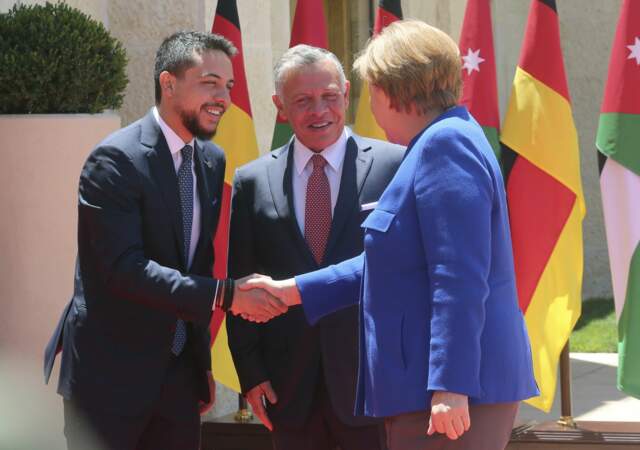 Le prince Hussein sert la main d'Angela Merkel, le 21 juin 2018
