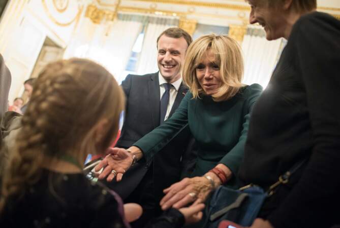 Brigitte Macron, attendrie par une enfant