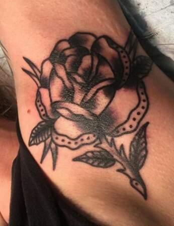 Armpit tattoo : la rose black & white