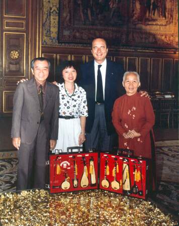 Jacques Chirac pose avec Anh Dao et ses parents à l'Hôtel de Ville de Paris en 1989.