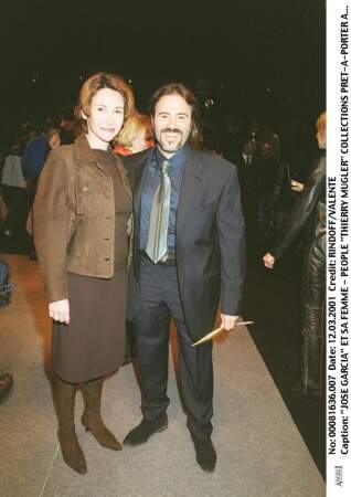 José Garcia et sa femme Isabelle Doval assistent au défilé de mode Thierry Mugler le 12 mars 2001.