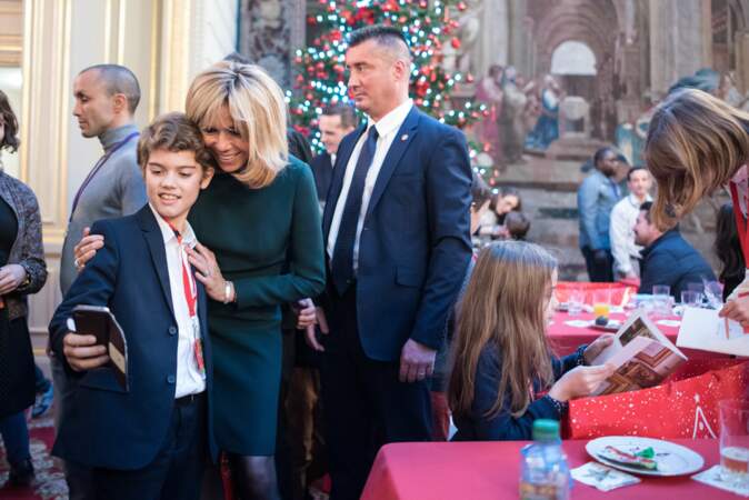 Mercredi 13 décembre, Brigitte et Emmanuel Macron ont reçu 500 enfants au Noël de l'Elysée