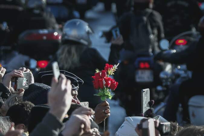 Nombreux sont les fans qui ont jeté des fleurs au passage du cortège funéraire