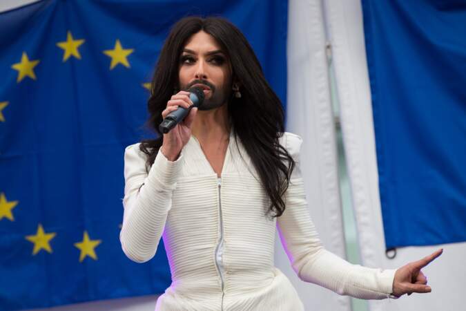 Conchita Wurst chante sur l'esplanade du Parlement de Bruxelles pour lutter contre les discriminations en 2014.