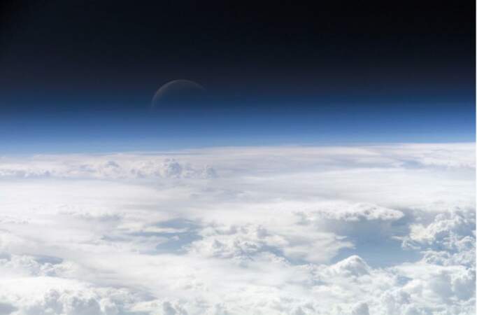 Rare effet d'optique dû à l'atmosphère terrestre faisant apparaître un Croissant de Lune (2006)