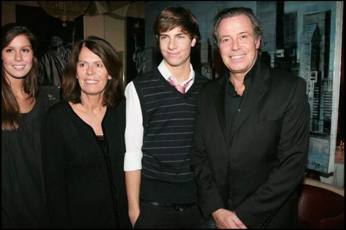 Michel Leeb, sa femme Béatrice et leurs enfants Tom et Fanny, le 26 novembre 2011.