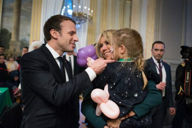 Emmanuel Macron auprès des enfants 