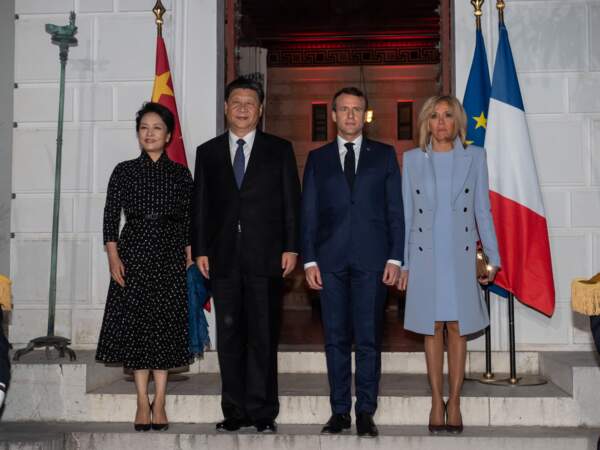 Brigitte et Emmanuel Macron prennent la pose avec Xi Jinping et Peng Liyuan à Beaulieu-sur-mer le 24 mars