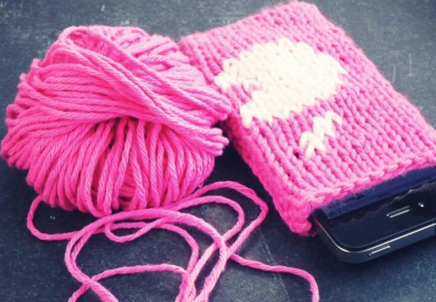 Une housse de portable tricotée