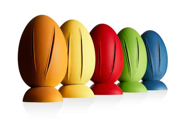 Pierre Hermé rend hommage au sculpteur et peintre italien Lucio Fontana avec ces œufs de toutes les couleurs