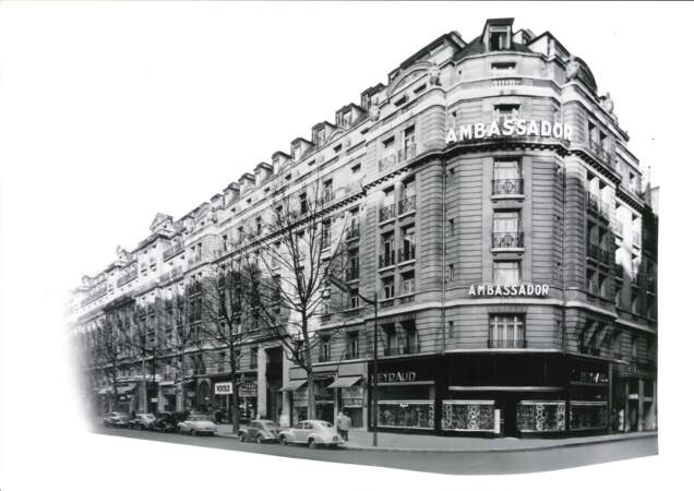 Lors de l’ouverture de l’hôtel, il se trouve être le plus grand et moderne de Paris avec 600 chambres.