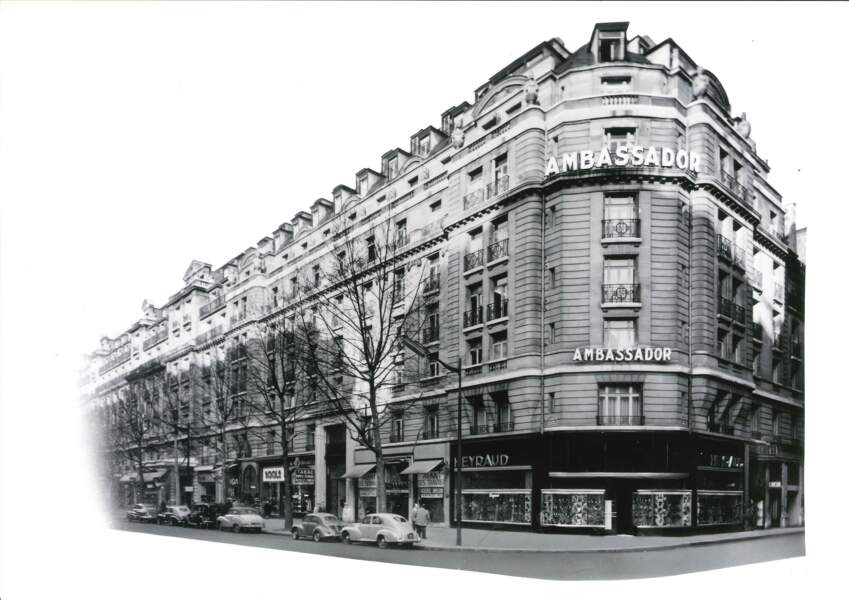 Lors de l’ouverture de l’hôtel, il se trouve être le plus grand et moderne de Paris avec 600 chambres.