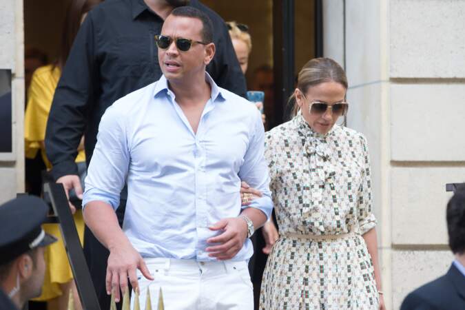 Jennifer Lopez et son compagnon Alex Rodriguez font du shopping chez Chanel à Paris le 17 juin 2017.
