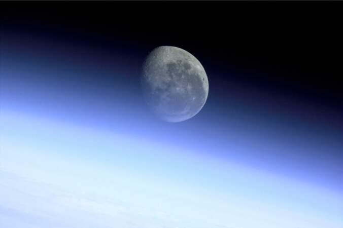 Apparition de la Lune au dessus du globe terrestre depuis la station spatiale internationale (2001)