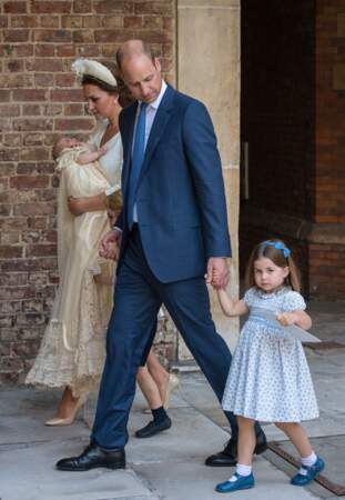 Kate Middleton et le prince Louis, le duc de Cambridge tenant par la main George et Charlotte