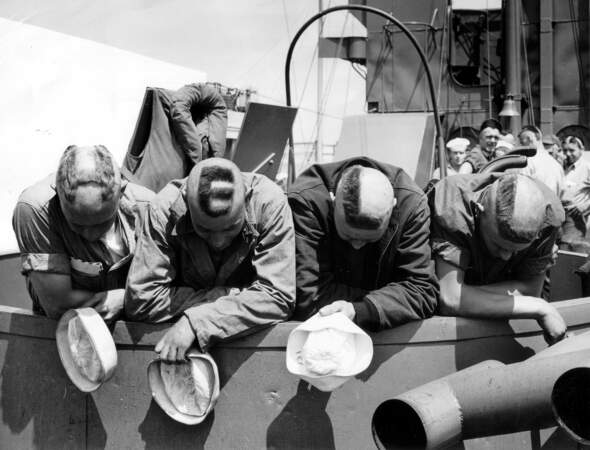 4 marins de l'US Navy se sont fait tondre une lettre du mot HELL, "enfer" en anglais