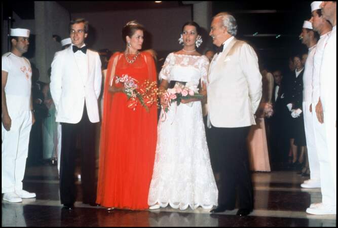 Le prince Albert au bal de la Croix Rouge en 1976 avec ses parents et sa soeur Caroline.