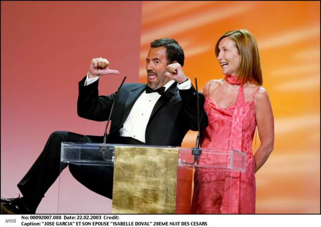 José Garcia et sa femme Isabelle Doval remettent un prix lors de la 28ème cérémonie des Césars 2003.