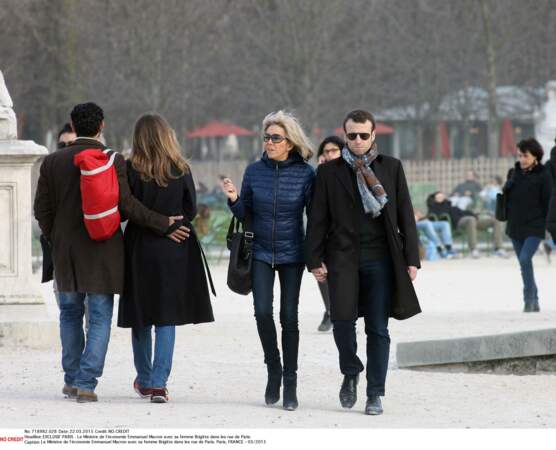 Emmanuel Macron avec sa femme Brigitte Macron dans les rues de Paris. 