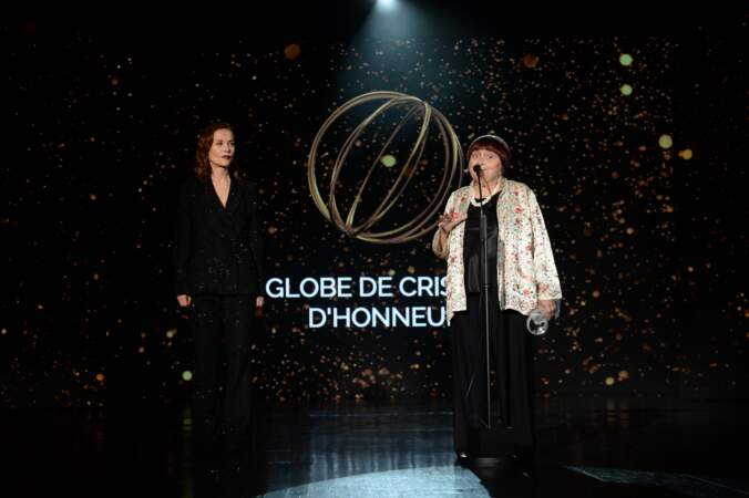 Isabelle Huppert remet un Globe de cristal d'honneur le 12 février 2018 au Lido à Paris