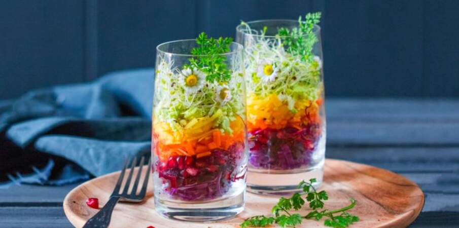 Salades multicolores au verre