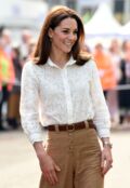 Kate Middleton en jupe-culotte et baskets blanches, elle change radicalement de look