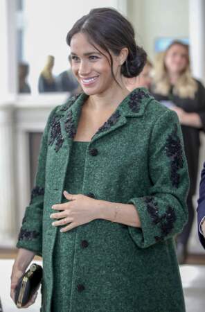 Meghan Markle,très enceinte et radieuse en manteau vert