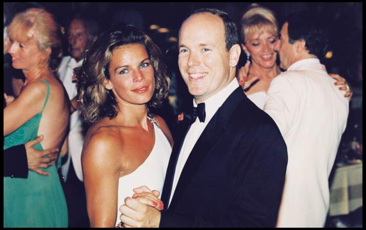 Le prince Albert II de Monaco et sa soeur Stéphanie au bal de la Croix Rouge en 1996.