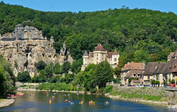 La Roque-Gageac, niché entre une falaise et la Dordogne, parfois surnommé "le petit Nice du Périgord"