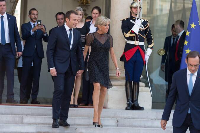 Brigitte en robe légère aux côtés d'Emmanuel Macron pour accueillir le président colombien