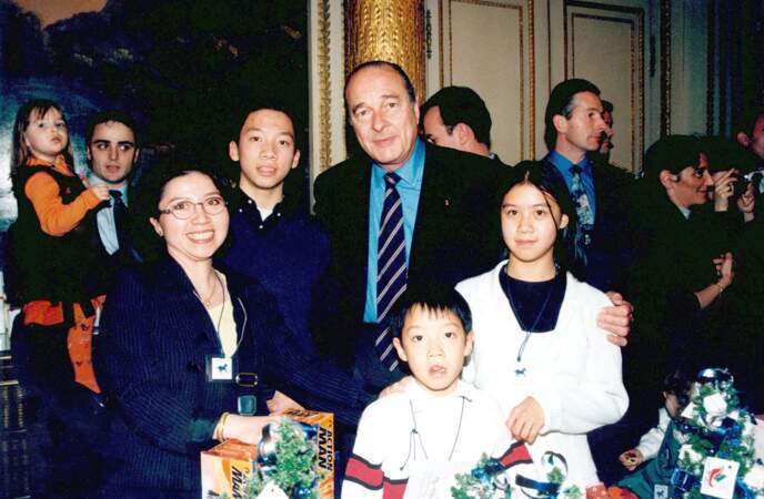 Jacques Chirac avec Anh Dao et ses enfants au moment de l'arbre Noël de l'Hôtel de Ville de Paris en 1998.