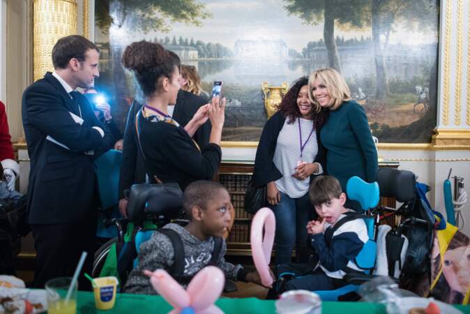 Emmanuel et Brigitte Macron prennent des photos avec des enfants