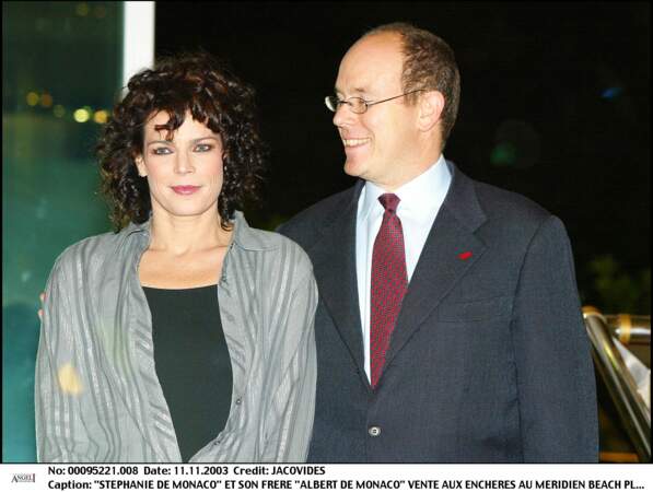 Le prince Albert II de Monaco et sa soeur Stéphanie lors d'une vente aux enchères en 2003.