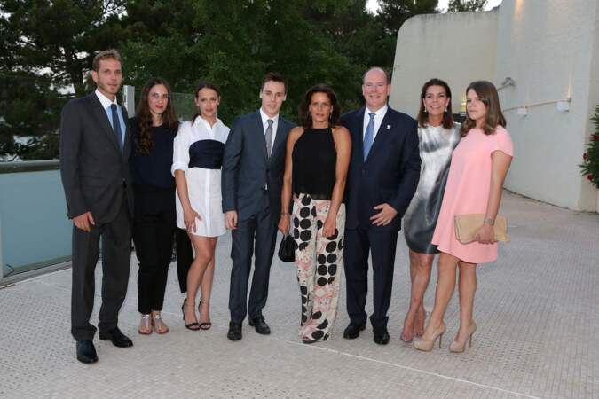 Le prince Albert de Monaco avec ses soeurs et ses neveux et nièces en 2015.