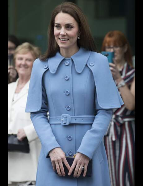 Kate Middleton toujours avec une pochette ou un sac à la main