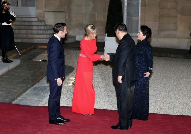 Brigitte et Emmanuel Macron saluent le président chinois Xi Jinping et sa femme Peng Liyuan à l'Élysée le 25 mars