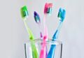 Erreur n°2 : utiliser une brosse à dents dure ou médium