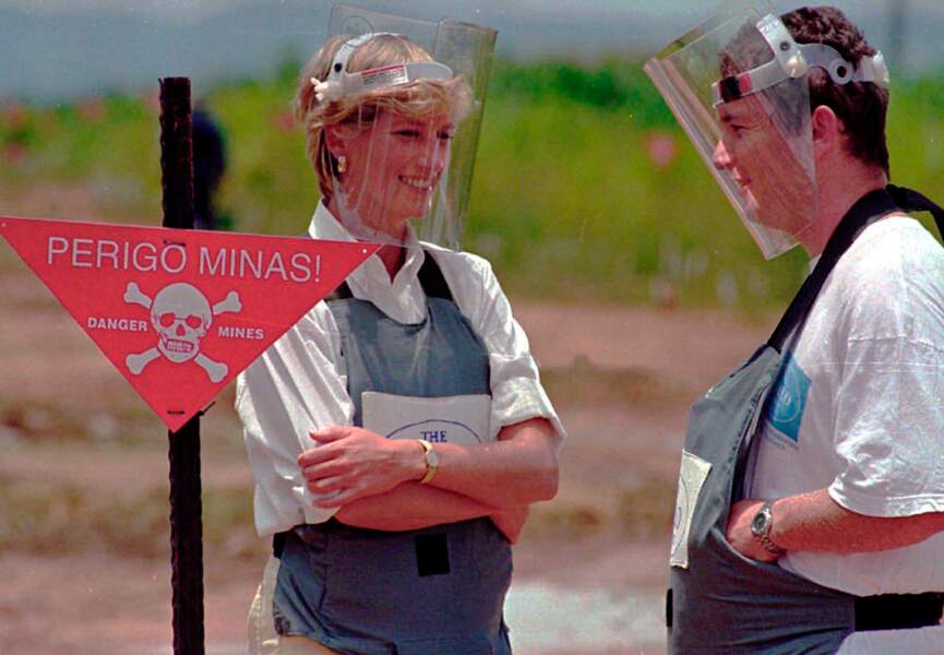 Dans les années 90 Diana intensifie son engagement dans la lutte contre les mines antipersonnel. 