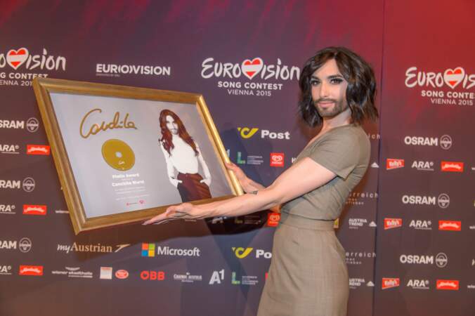 Conchita Wurst présente son disque de platine lors de la conférence de presse de l'Eurovision le 21 mai 2015.