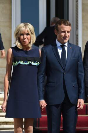 Brigitte Macron en robe trois trous à volants