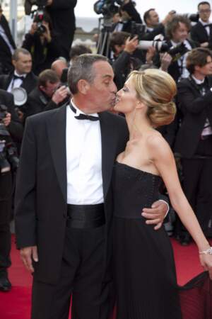 Thierry Ardisson et Audrey Crespo-Mara s'embrassent sur le tapis rouge du Festival de Cannes (2012)
