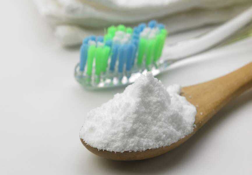 Erreur n°17 : déposer du bicarbonate sur sa brosse à dents