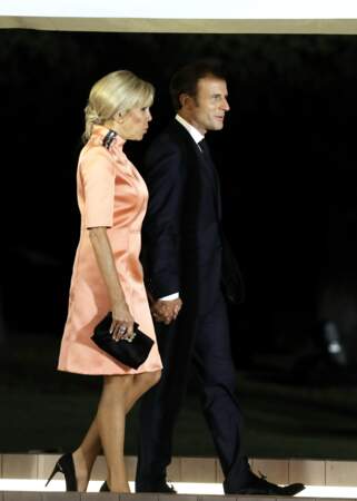 Brigitte Macron : sa robe courte satinée orange abricot