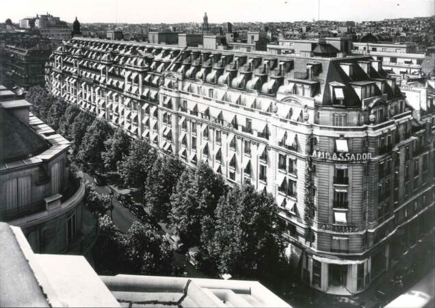 En 1927, l’hôtel Ambassador est construit et déjà son imposante bâtisse se démarque sur le boulevard Hausmann.