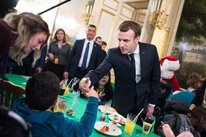 Emmanuel Macron tend sa main à un jeune garçon