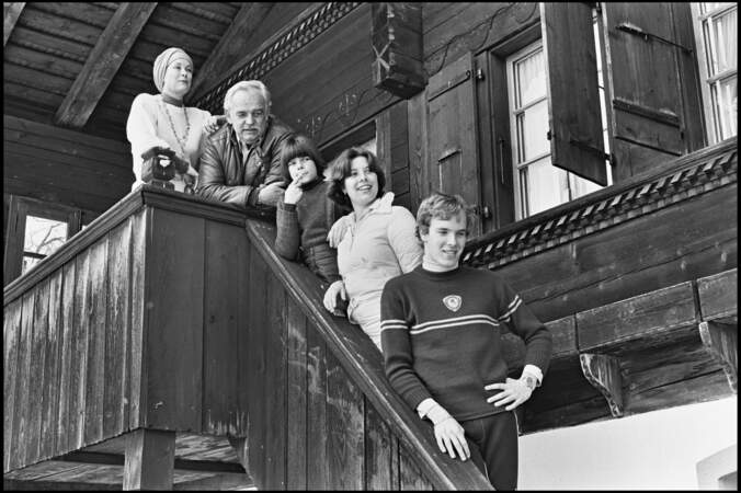 La famille de Monaco à Gstaad devant leur chalet en 1975