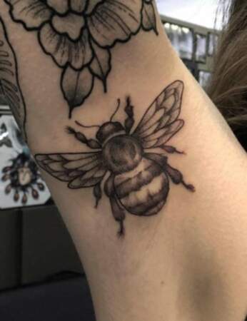 Armpit tattoo : l'abeille