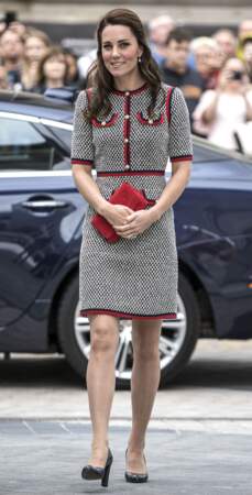 Kate Middleton en robe tweed chic façon Jackie Kennedy